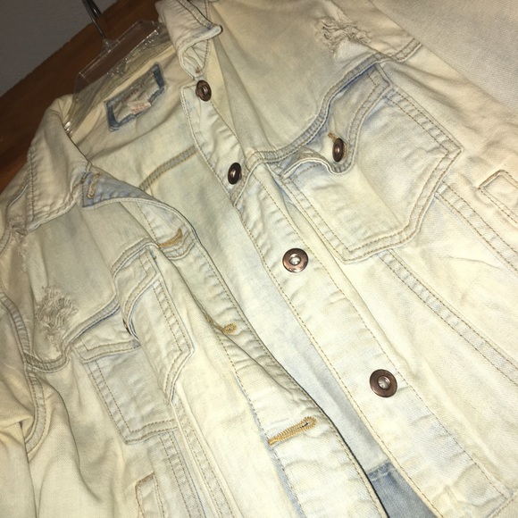 Forever 21 classic denim. Faded ripped jean jacket - Picture 4 of 4